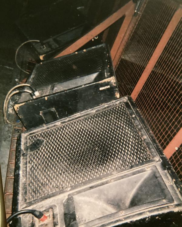 1995 Barrier and monitors for singers and guitarists' feet